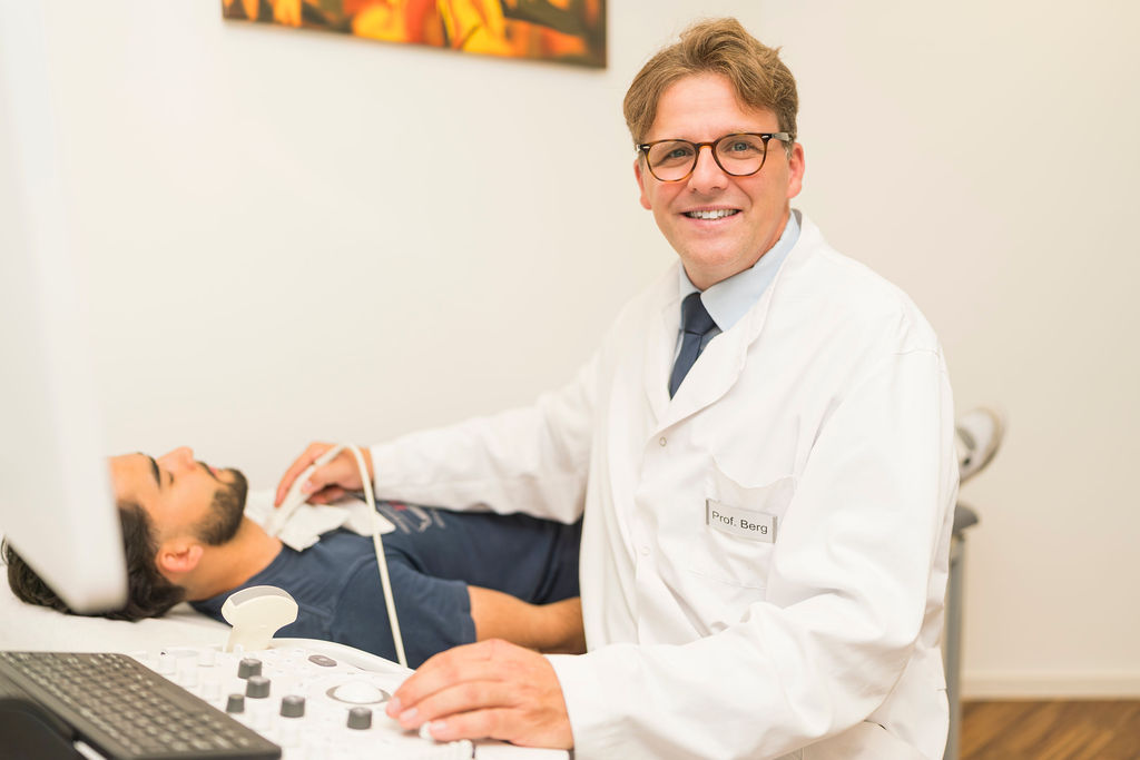 Herr Prof. Dr. Berg während einer endokrinologischen Behandlung am Patienten